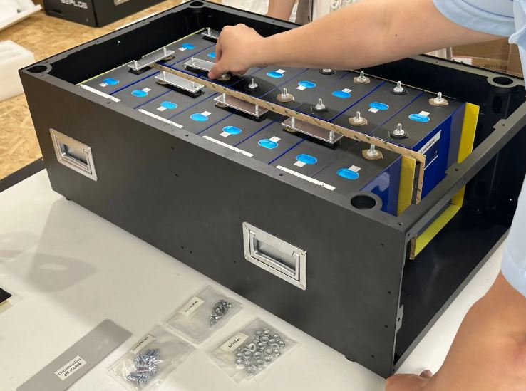 Storage box for 3.2V batteries, LifePo4, 16x280Ah with BMS 48V, storage rack