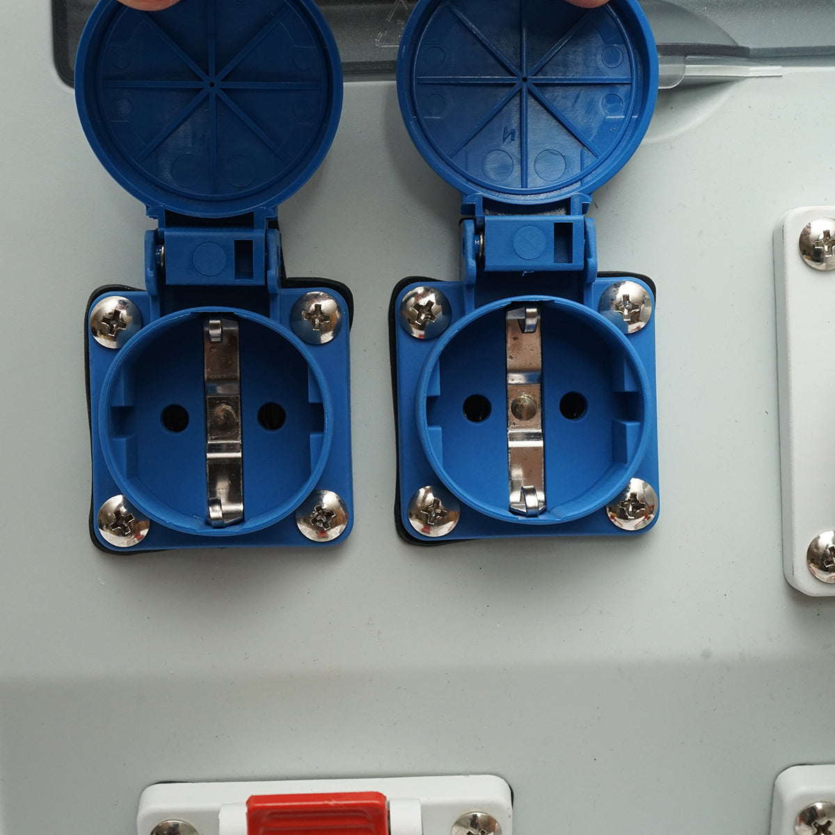 Group distribution board for site organization 2x415V/32A, 1x250V/16A, 2x230V/16A, 380x280x150mm IP44/67 SUNTREE