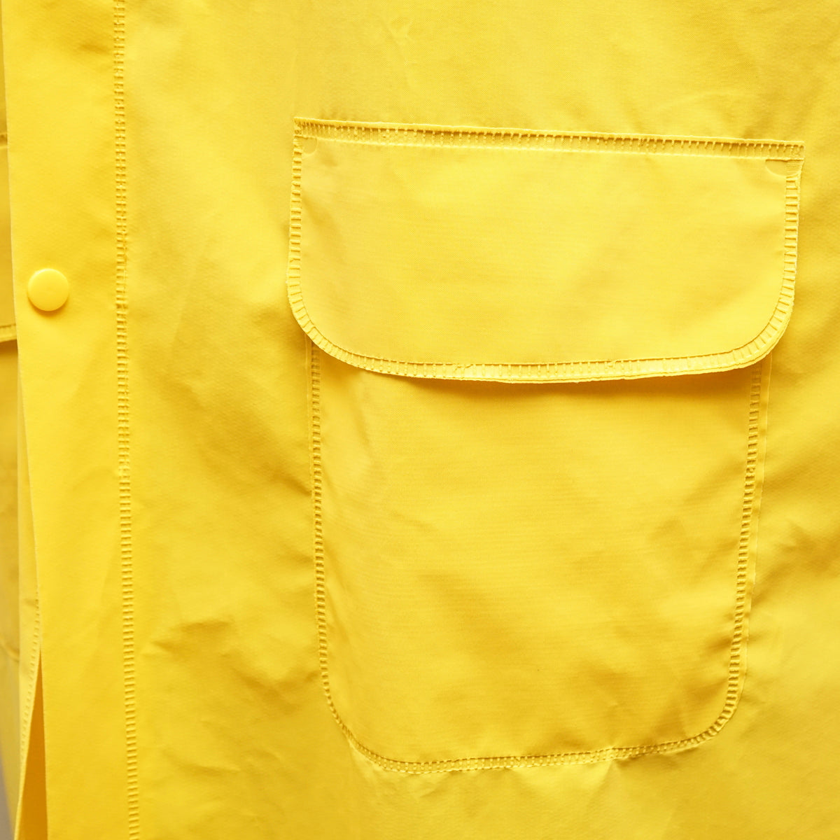 Waterproof XXXL poncho with hood made of polyester and PVC, featuring ventilation slots, 2 pockets, and a yellow zipper by Breckner Germany.