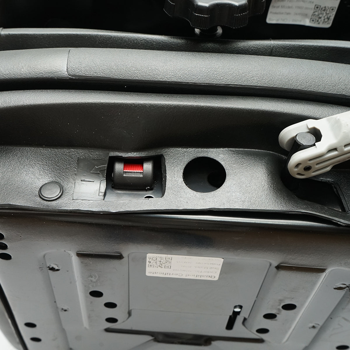 Universal adjustable seat for tractor with seat belt, armrests, and mechanical suspension 830x610mm