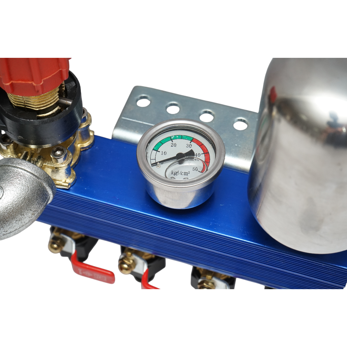 Herbicide distributor with 4 outlets and manometer