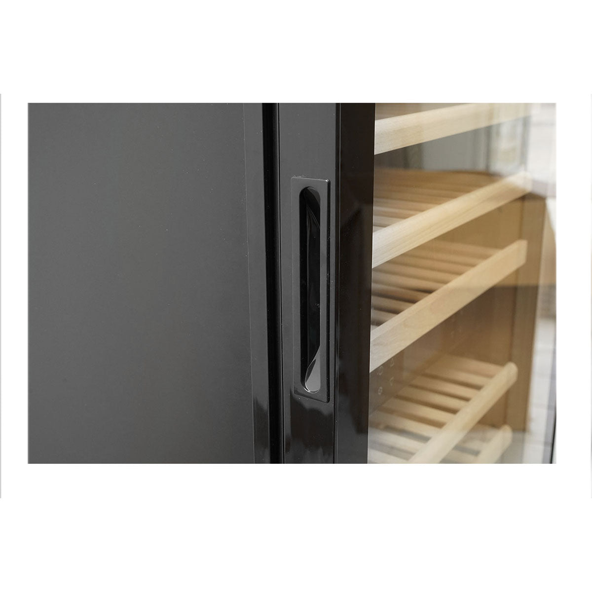 Wine cooler, capable of holding 168 bottles, built-in