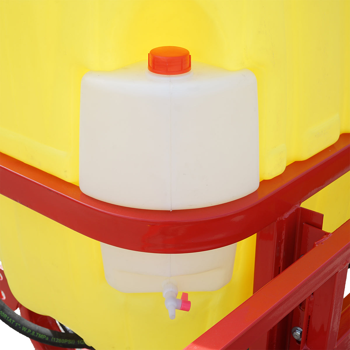 Herbicide sprayer with a 600L tank and 12m boom, with 25 triple nozzles