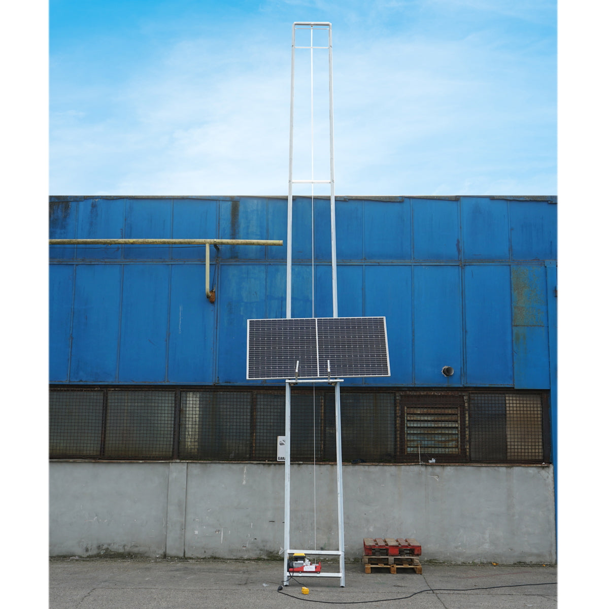 Electric lift with mobile cart and remote control for raising photovoltaic solar panels up to 19m