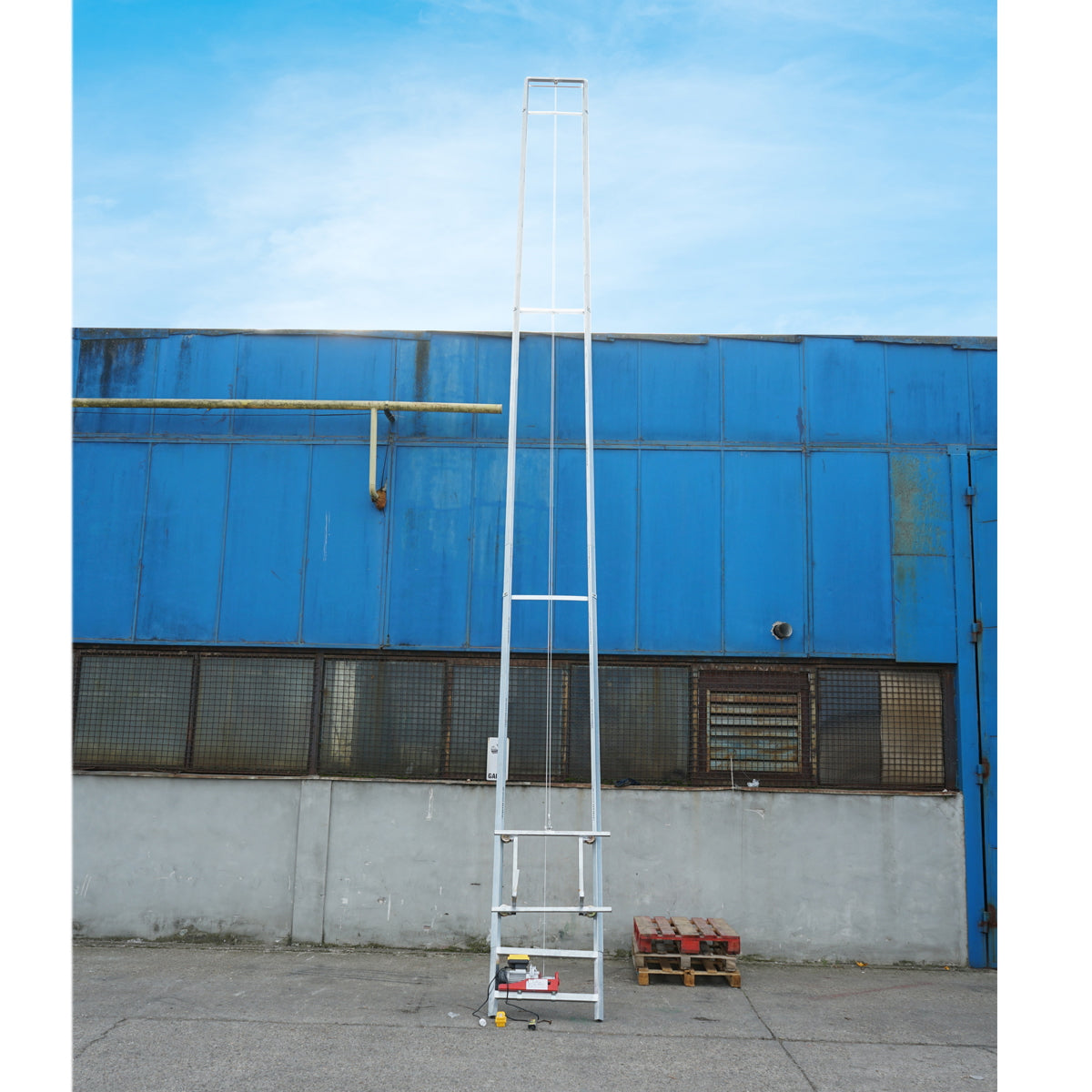 Electric lift with mobile cart and remote control for raising photovoltaic solar panels up to 19m