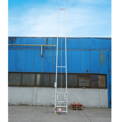 Electric lift with mobile cart and remote control for raising photovoltaic solar panels up to 19m