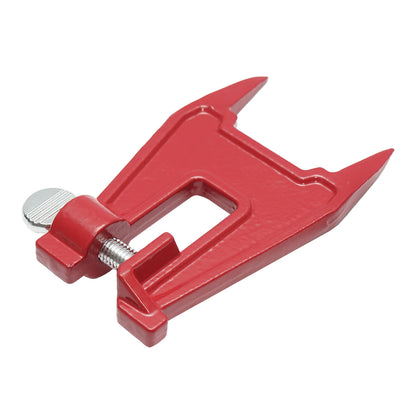 Clamp for fixing the chainsaw blade
