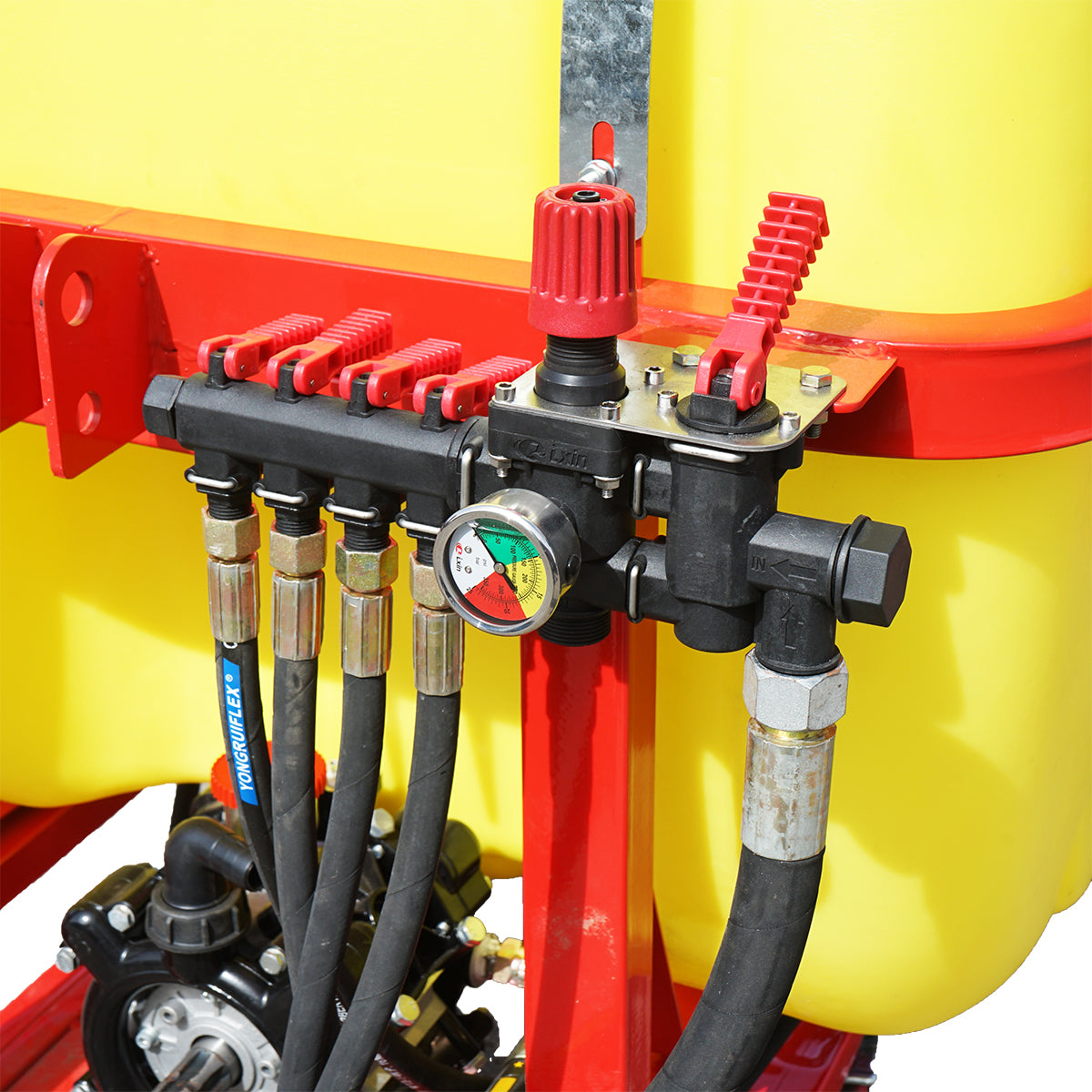 Herbicide sprayer with a 400L tank and a 12m arm, 35HP with 25 triple nozzles
