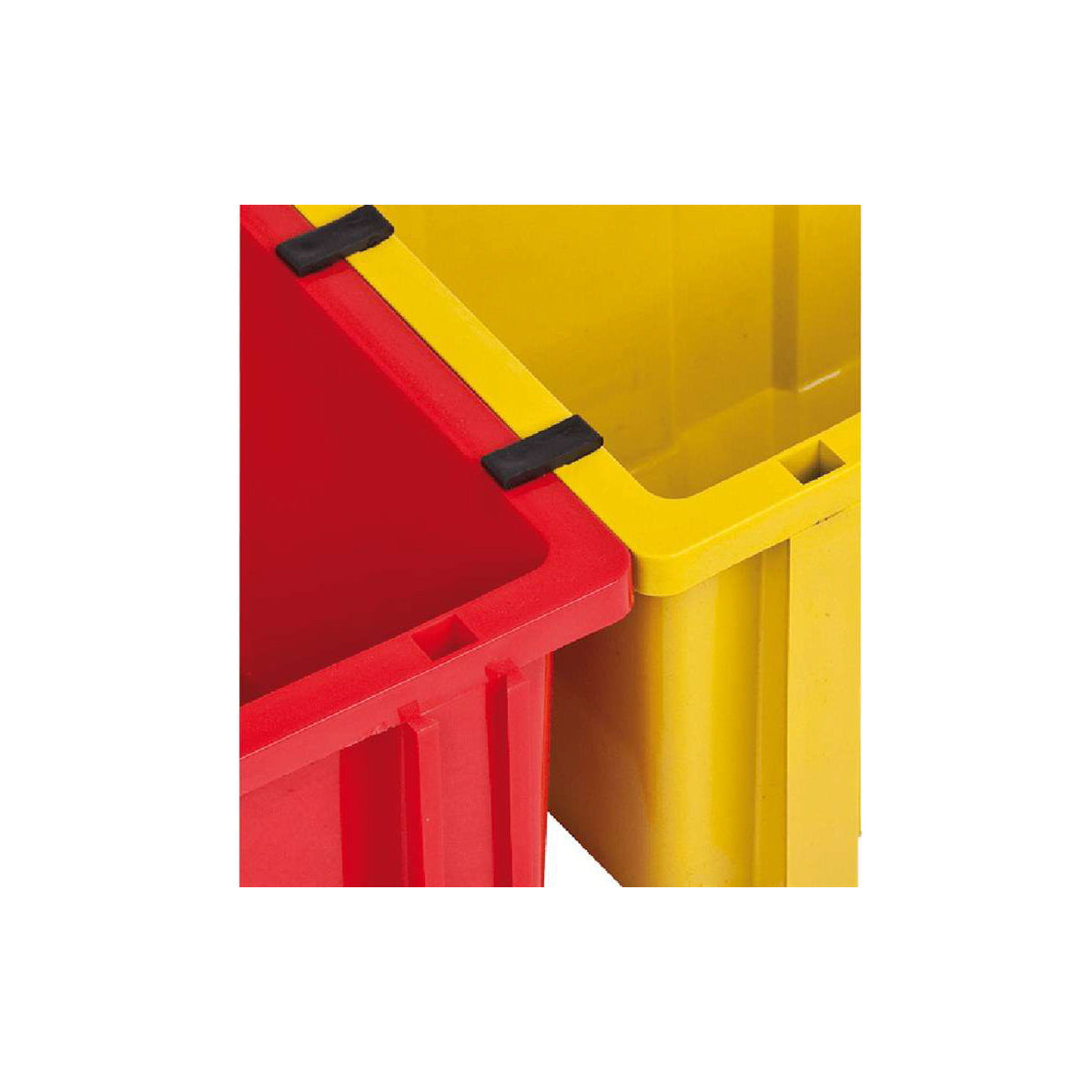 Support for connecting the assembly between plastic storage boxes