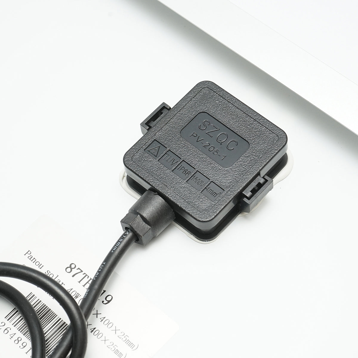 40W monocrystalline photovoltaic solar panel with a 90cm connection cable and maximum voltage of 18V 570x400x25mm Breckner Germany
