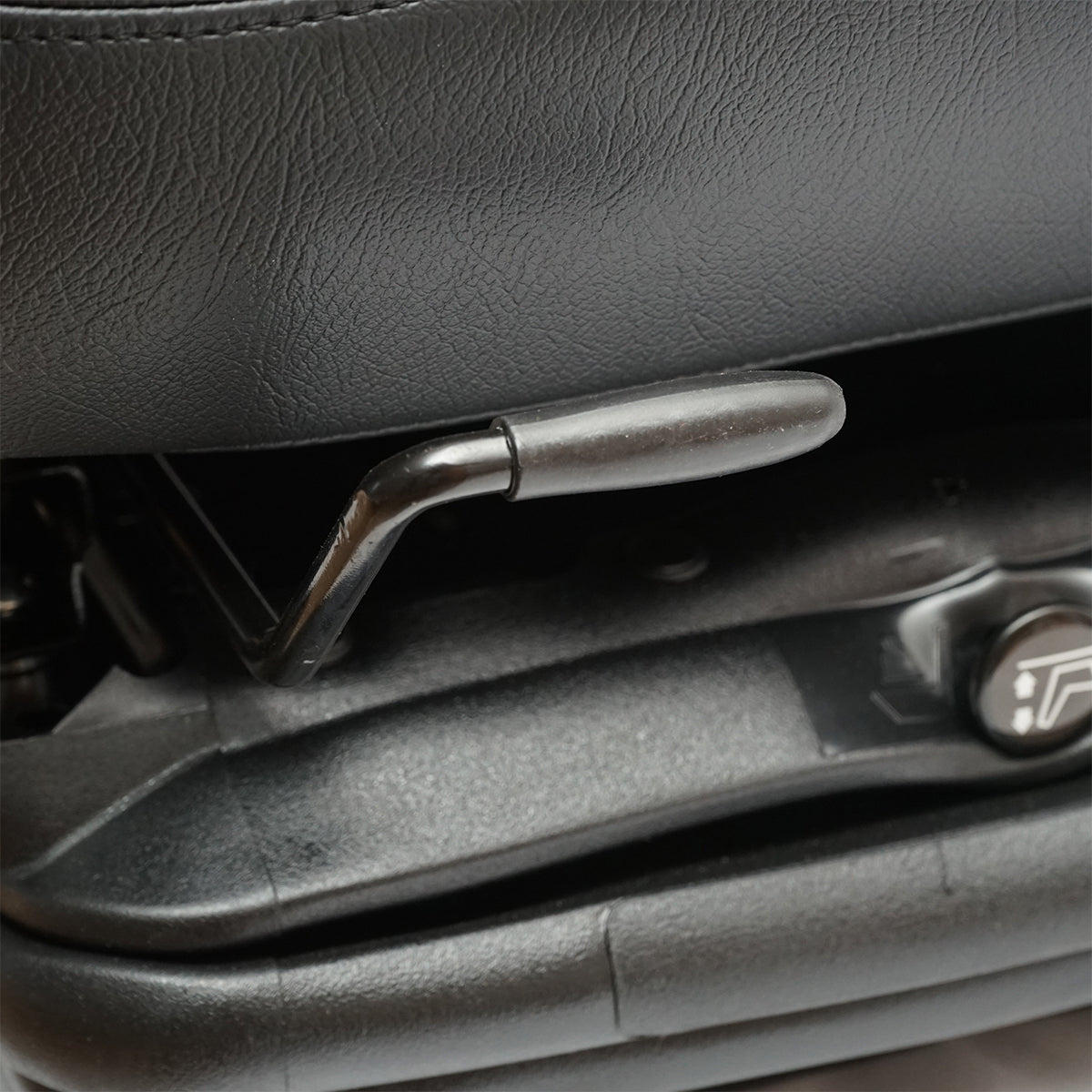 Universal adjustable seat for tractor with safety belt, armrests and suspension 800x610mm