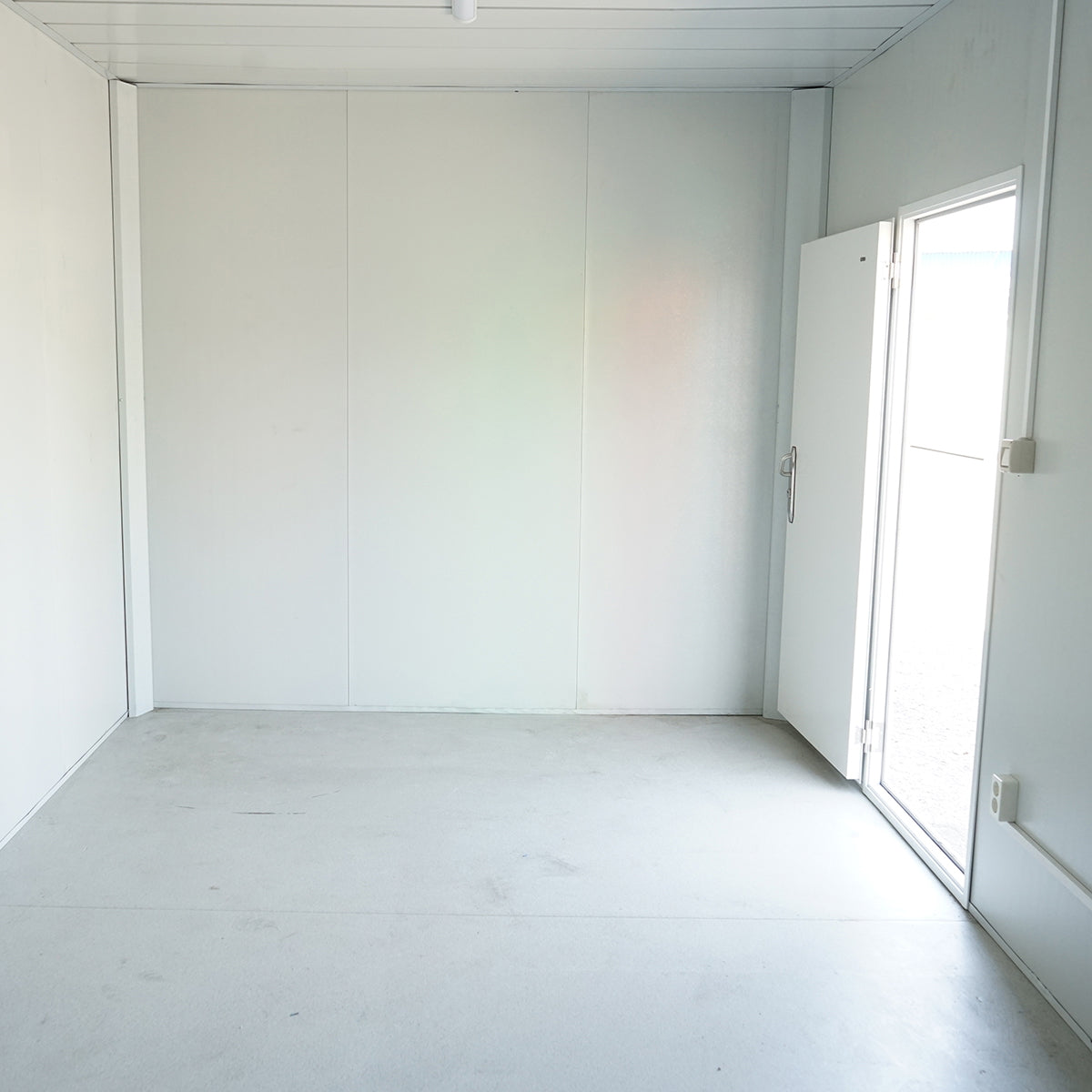 Container house type 600x300x290cm with 2 windows, simple door and electrical installation