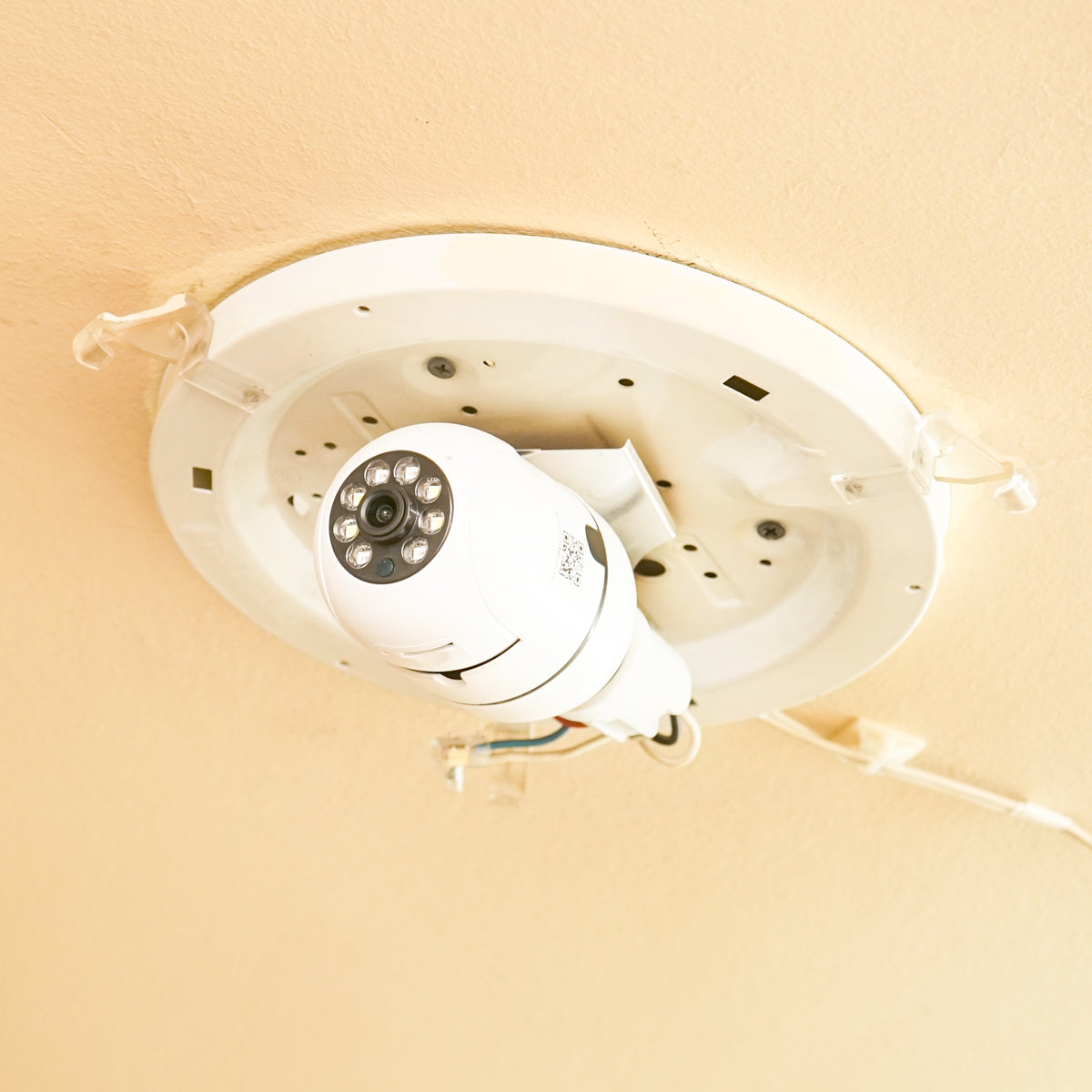 Smart-bulb PTZ surveillance camera, WIFI 2.4G 1080P, E27 bulb type with motion sensor and Tuya application Breckner Germany
