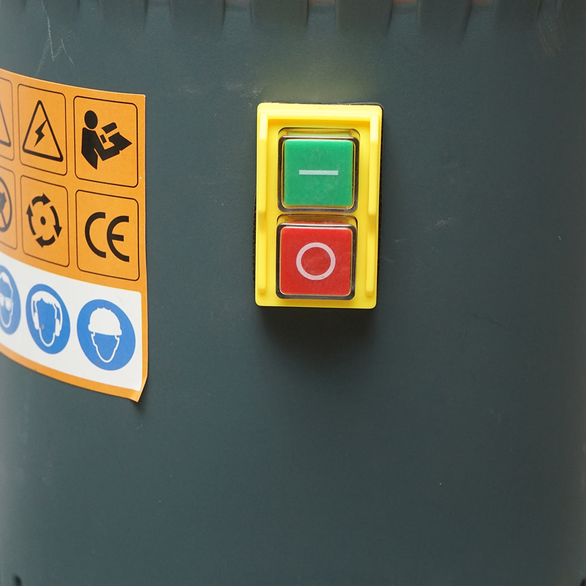 Electric grain mill 1 KW, 220V, 25L hopper, 19000 r/min, capacity 240 Kg/h, 5 sieves included.