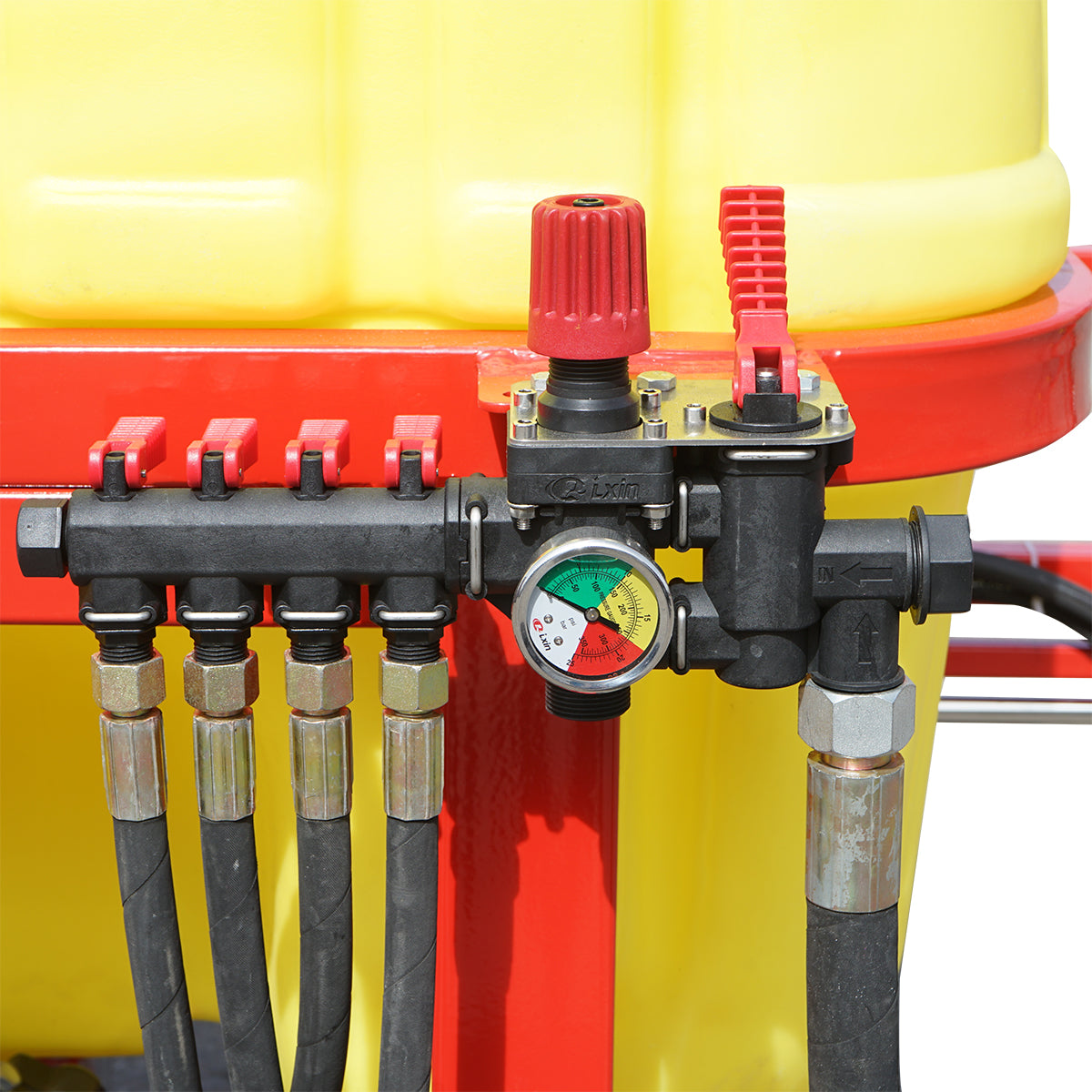 Herbicide sprayer with a 600L tank and 12m boom, with 25 triple nozzles
